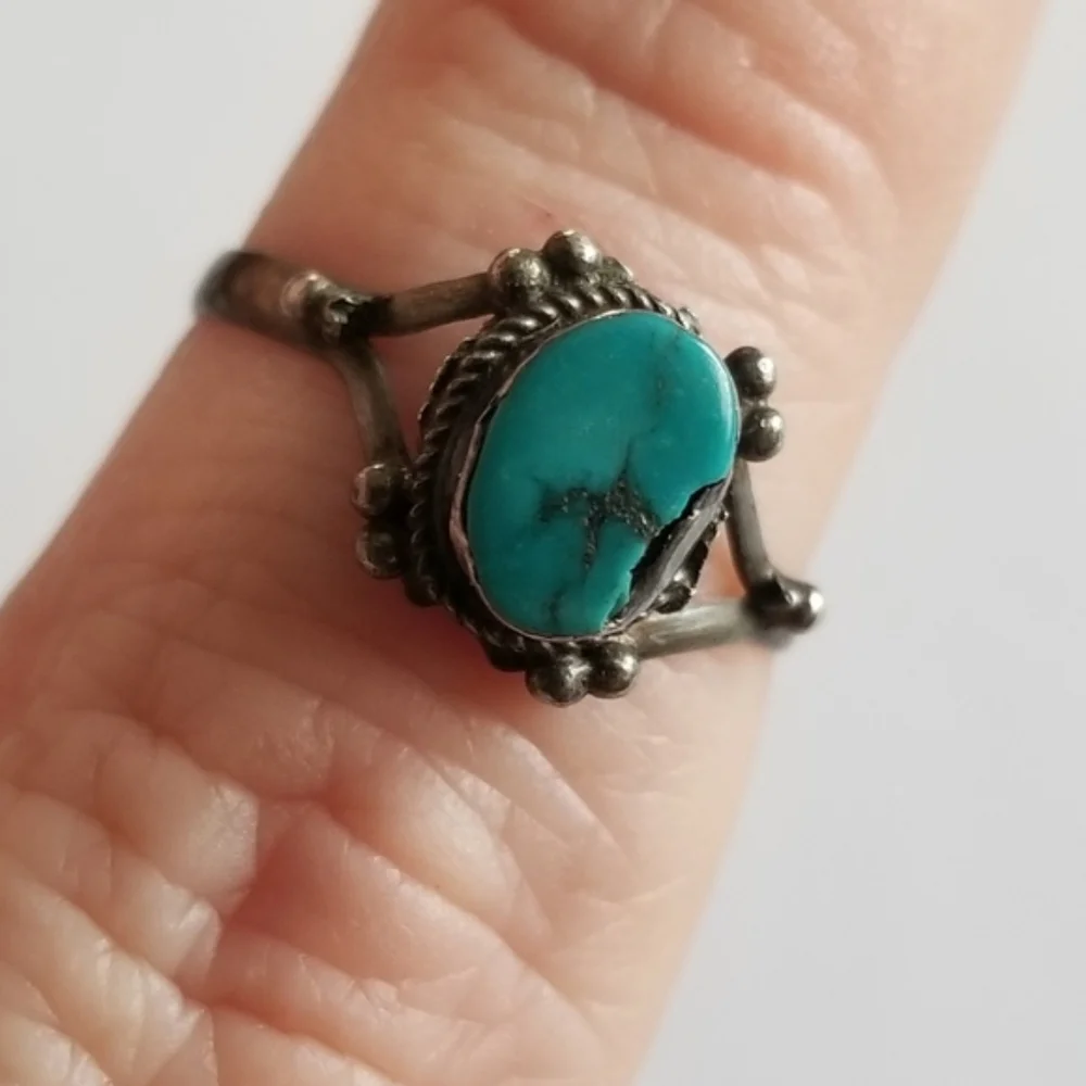 Vintage ring petit point dainty ring silver tone turquoise color cabochon 6